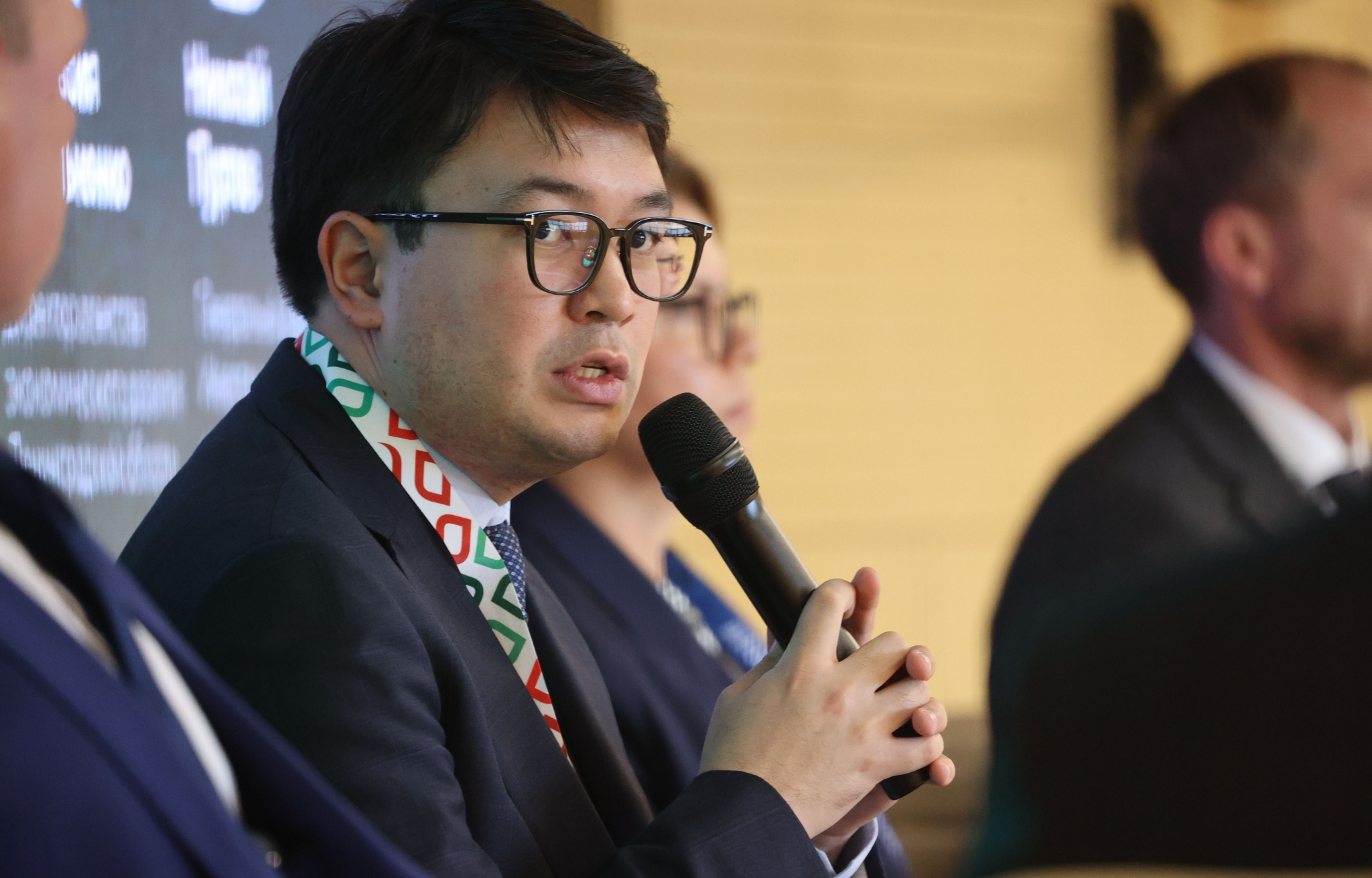 И.о. председателя правления KAZAKH INVEST Айбол Арғынғазинов выступает на панельной сессии