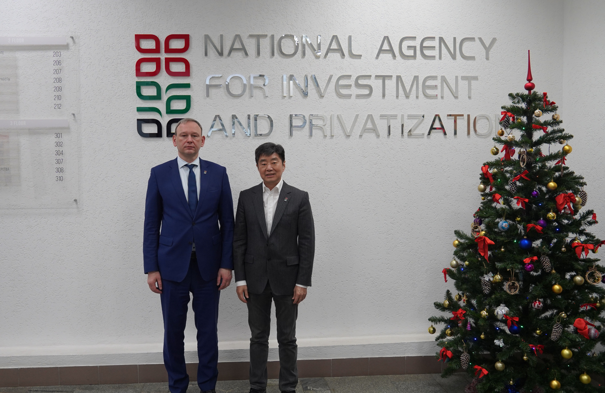 Алексей Пушкарев, заместитель директора НАИП и Чжэн Чживэй, CEO Shaanxi Xinrun Enterprise Group